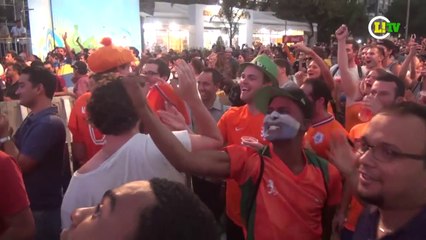 Télécharger la video: Holandeses festejam goleada sobre espanhóis em São Paulo