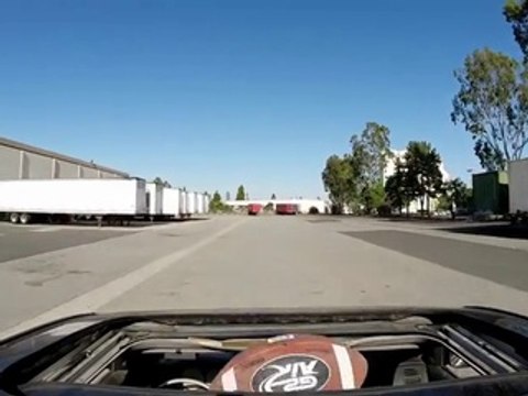 Trick shots en mode Football américain dans une voiture décapotable!