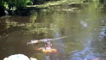 Un guide nourrit un alligator à la bouche. Dingue...