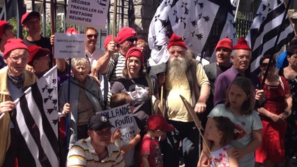 Rassemblement de bonnets rouges devant la sous-préfecture