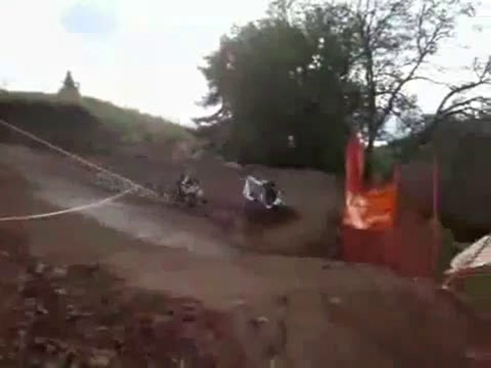 Enorme - il chute de son vélo... la suite est encore meilleure ! a voir