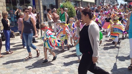 Les élèves défilent en costume