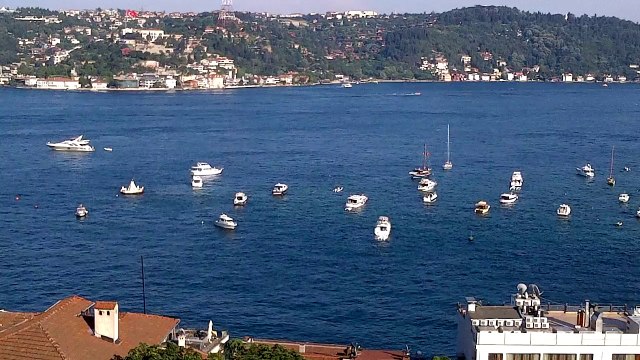 BEBEK DE TERAS DAN BOĞAZ MANZARASI