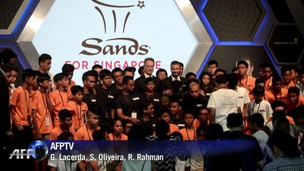 David Beckham autografa chuteiras para leilão de caridade