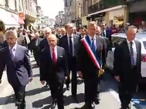 70e : Bernard Cazeneuve sur les pas du général de Gaulle à Bayeux