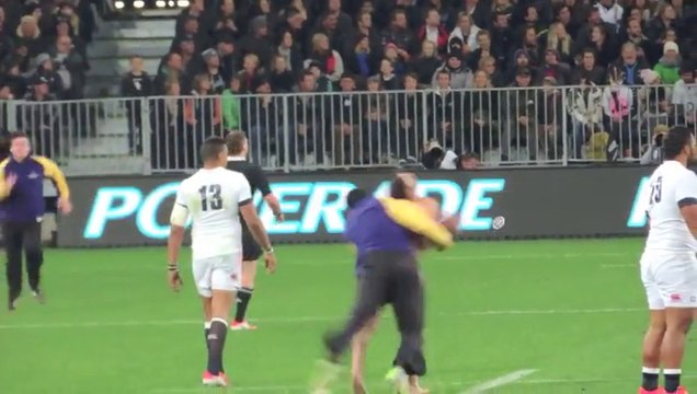Placage monstrueux sur un Streaker pendant un match des All Blacks