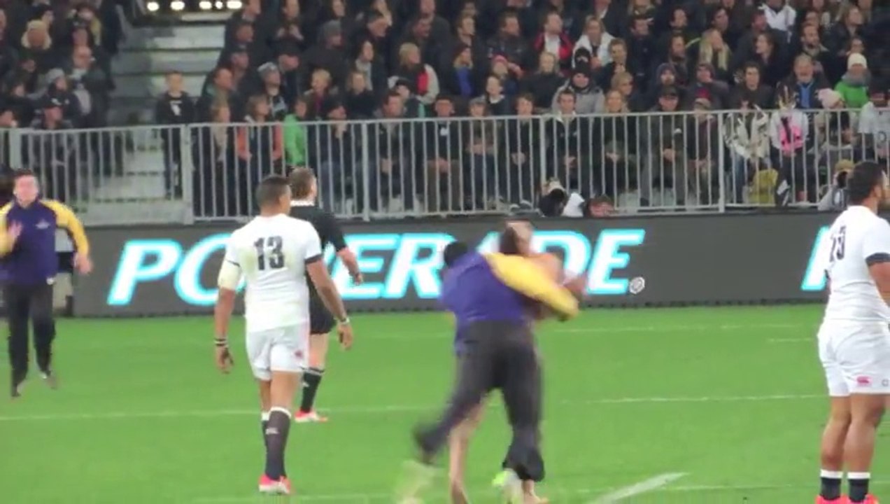 Placage monstrueux sur un Streaker pendant un match des All Blacks