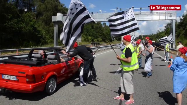 Elven (56). Vingt Bonnets rouges, des CRS et un portique