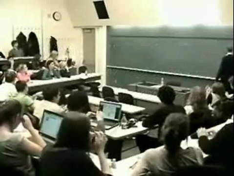 Un prof pète les plombs et détruit le PC d'un étudiant