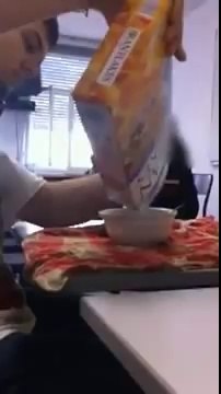 Il sort son bol de céréales en plein cours, la prof devient folle !