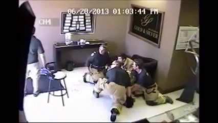 Un braqueur assommé à coups de batte de baseball