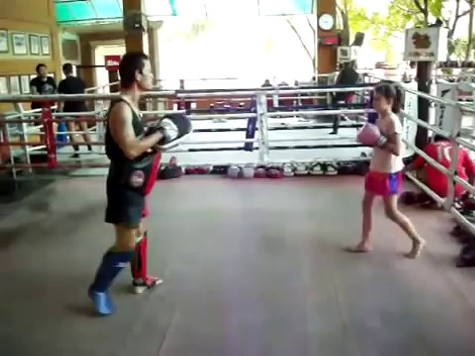 Une petite boxeuse de 10 ans qui défonce son entraineur !