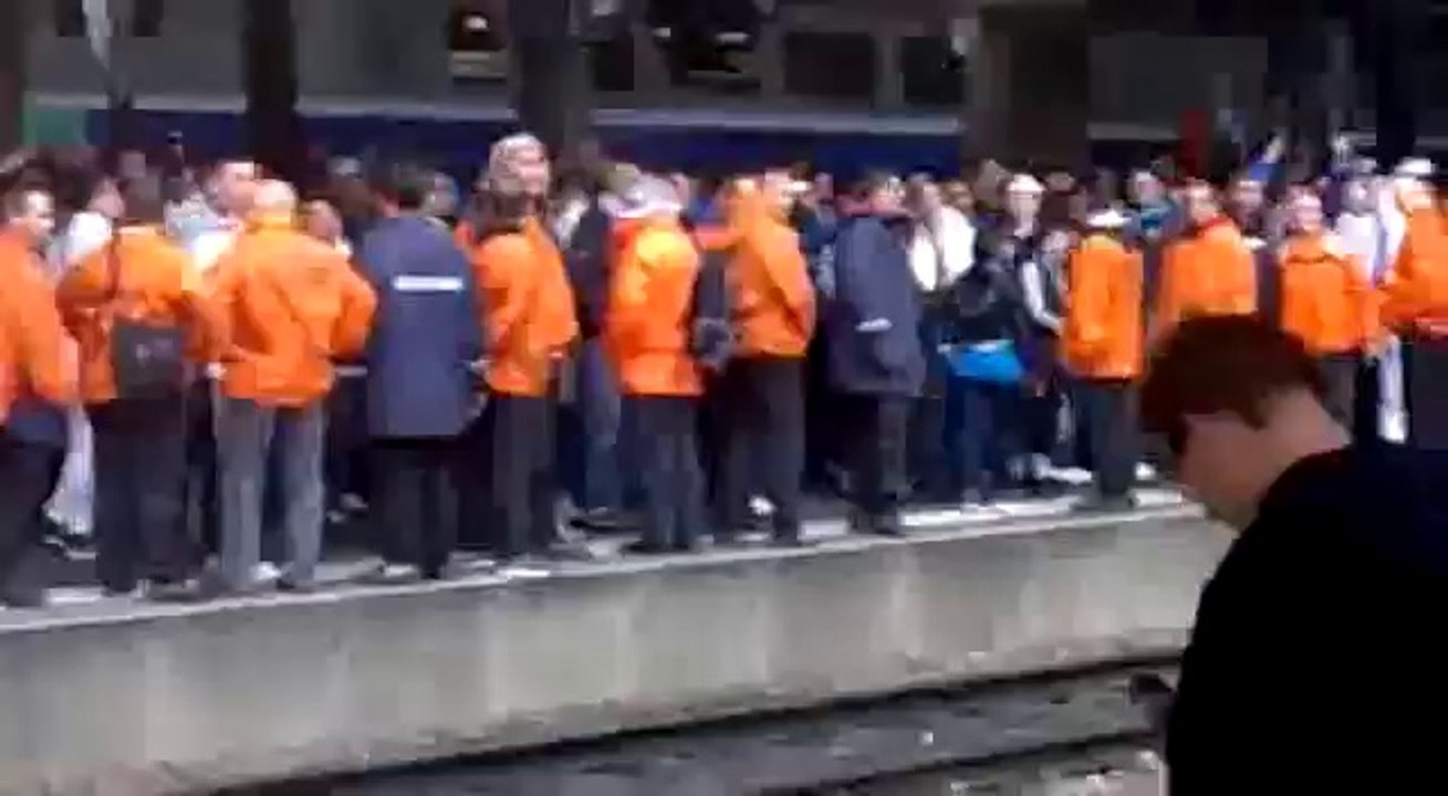Supporter Parisien s'enflamme seul face à un groupe de marseillais à la gare de Lyon !