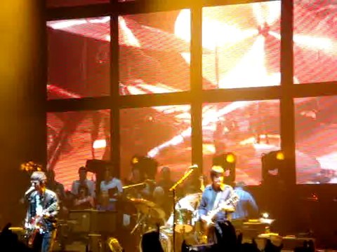 Noel Gallagher's High Flying Birds - Everybody's On The Run