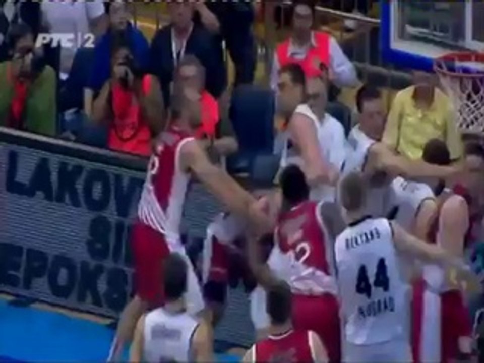 bagarre générale lors de la finale serbe Partizan Belgrade-Crvena Zvezda 2