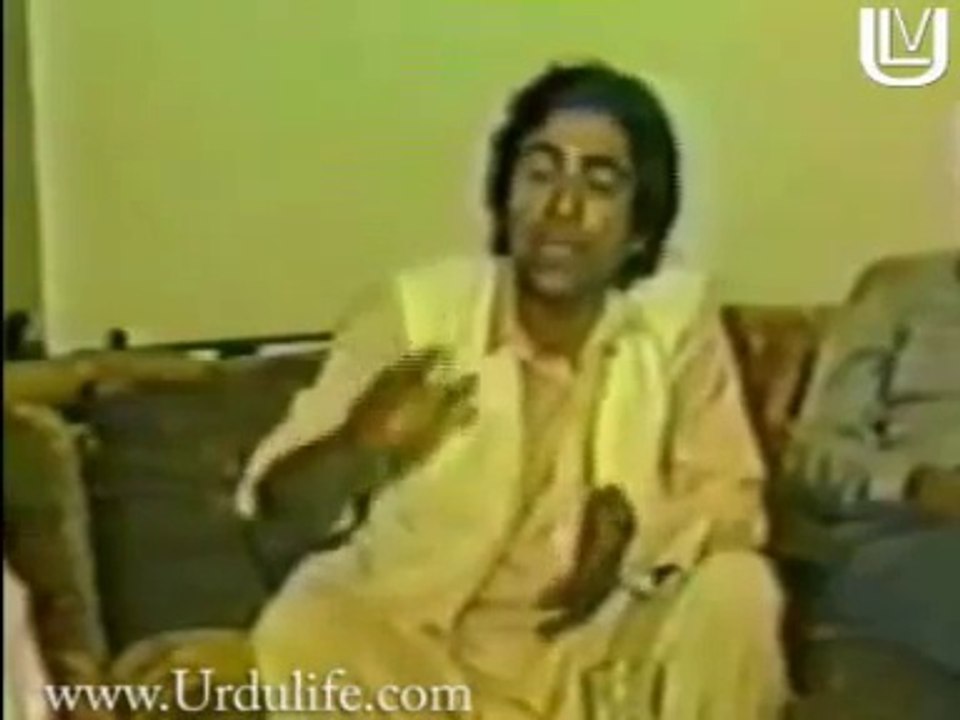 Ubaidullha Aleem reciting poetry in a private mehfil.