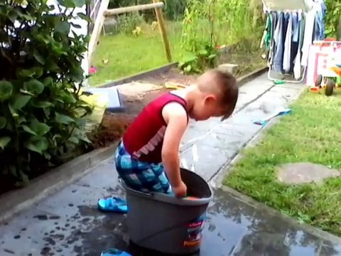 SAMI AVEC SON SEAU DEAU JUIN 2014