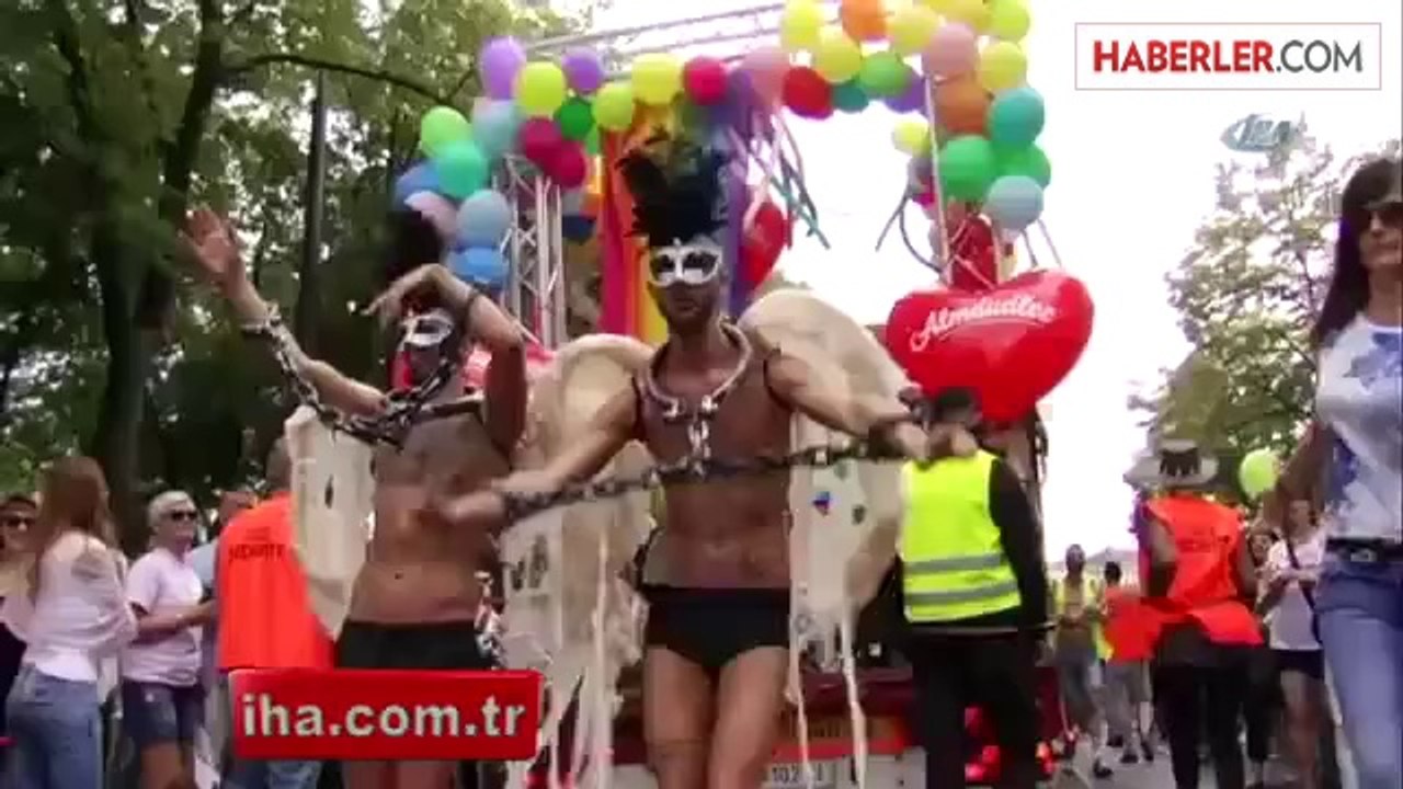 Eşcinseller'den Gökkuşağı Yürüyüşü
