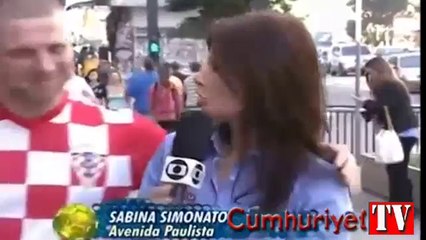 Muhabiri şaşkına çeviren öpücük!