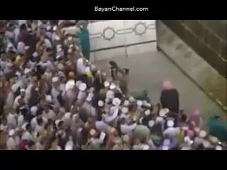 Security Guard allowing a Child to Kiss Hajarul Aswad
