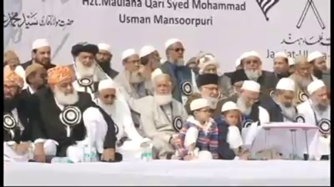 عالمی امن کانفرنس انڈیا میں جمعیت کا ترانہ پڑھا جا رہا ہے