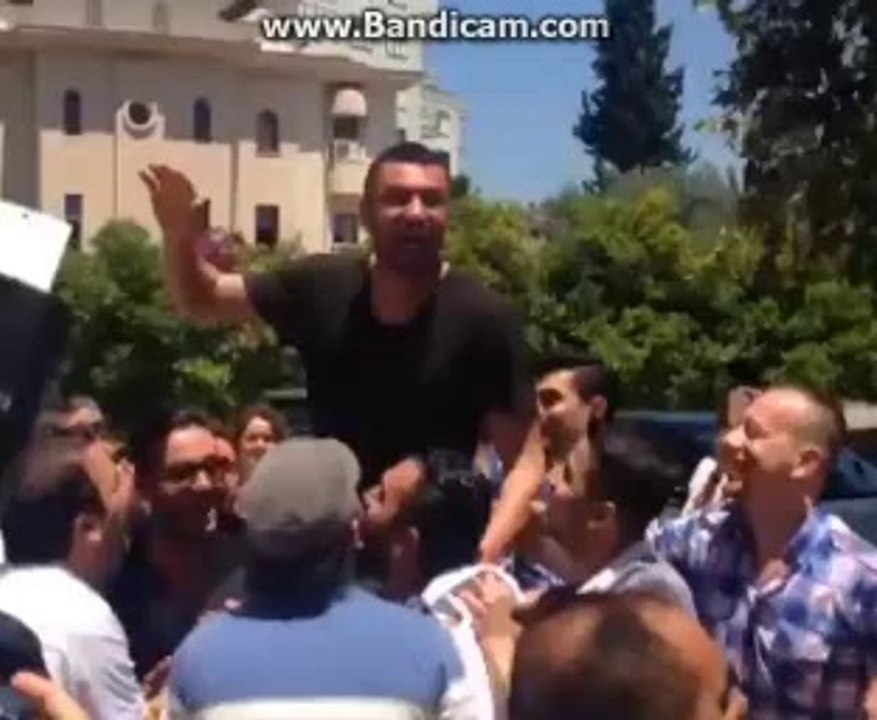 Burak Yılmaz Omuzlarda