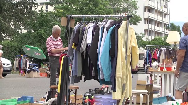 Hautes-Alpes : Devant le gymnase Lafaille à Gap, le vide grenier fait des heureux