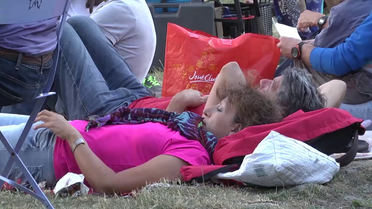 Hautes-Alpes : Le piano du lac flotte sur le lac de Pelleautier
