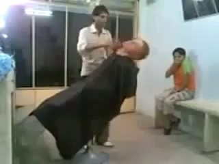 Berberin çıldırdığı o an (Komik berber videosu izle)