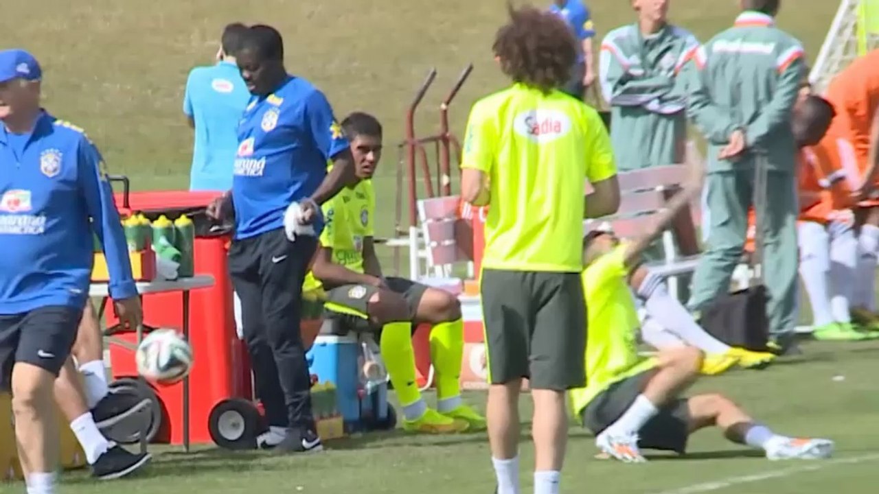 WM 2014: Übles Foul! Scolari tritt Alves