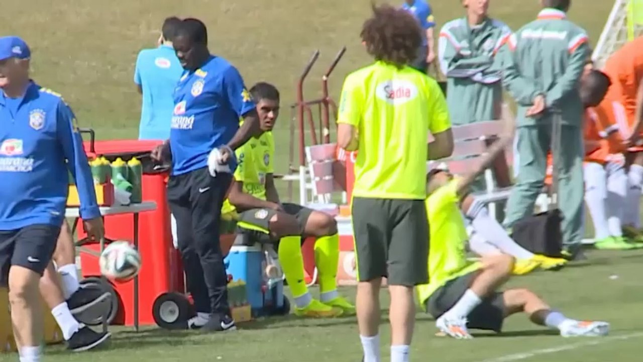 WM 2014: Übles Foul! Scolari tritt Alves