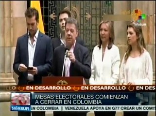 Adeptos llegan a la sede de campaña del presidente Juan Manuel Santos
