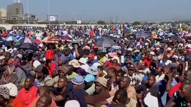 Strikers block South Africa mines