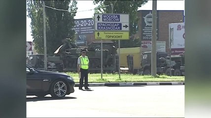 Raw: Russian troops apparently leaving border