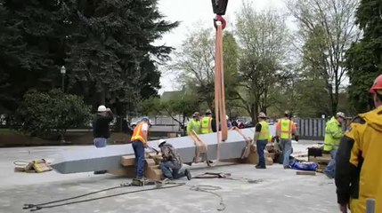 World War II Memorial: Installing the obelisk