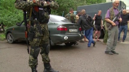 Raw: Pro-Russia rebels attack Ukraine guards