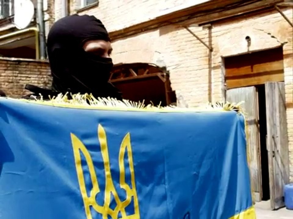 Volunteers with Ukraine's 'Pravy Sektor' head east to fight