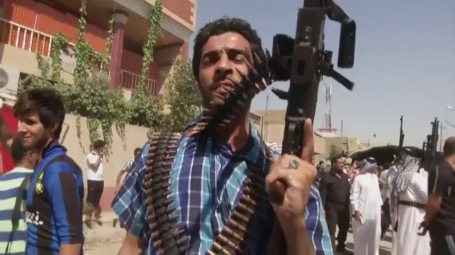 Raw: Hundreds in Baghdad volunteers to fight