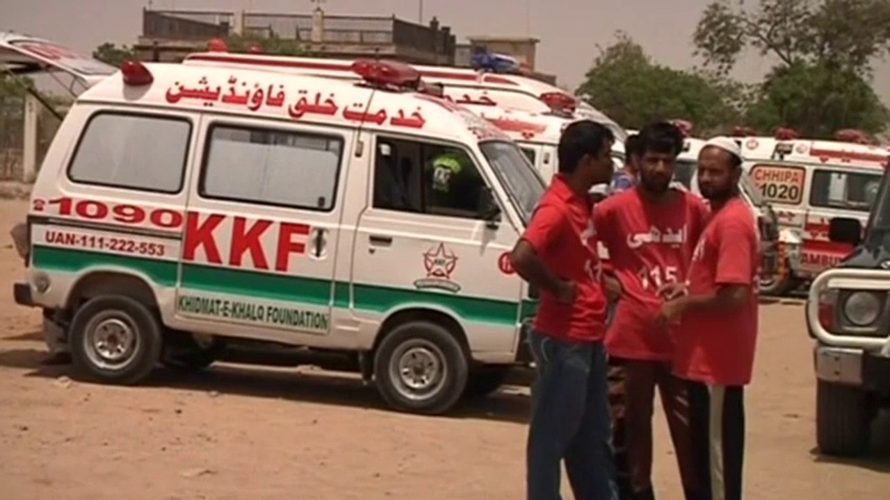 Police search for gunmen after second Karachi attack