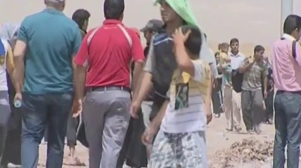 Raw: Iraqis Pouring Out of Mosul