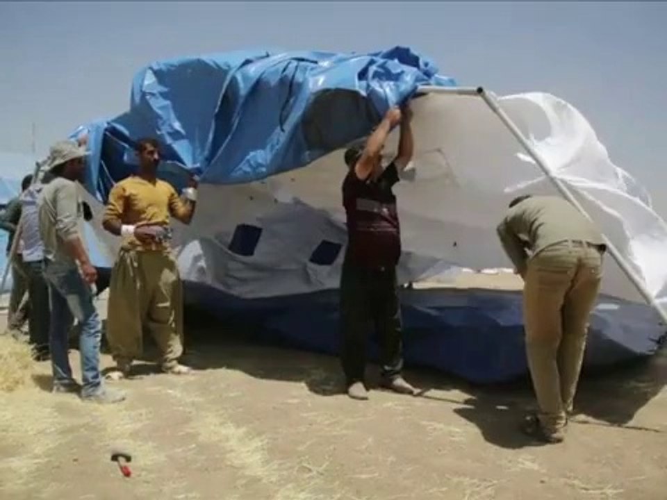 Refugees gather at Iraqi checkpoint
