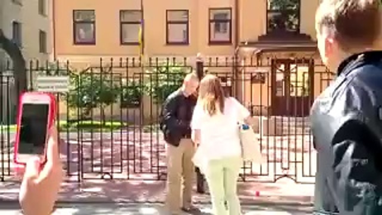 Милонов засунул украинский флаг в урну перед консульством в Петербурге.
