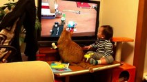 Televizyona kitlenen bebekle kedi