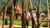 montage d'un pont en bambou pour le tournage d'un film en Thailande