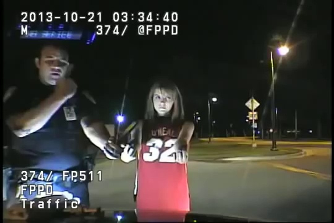 Quand un policier fait un test de sobriété à une fille sans pantalon