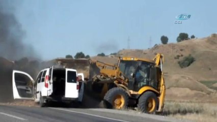 Yanan aracın imdadına kepçe yetişti