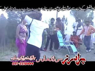 Download Video: ZAMAN ZAHEER & SITARA YOUNAS CHARTA LARE DA DUNIA NA PROT ME GHEKHKI LAKA GUL WE