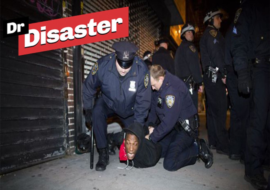 Un policier casse le bras d'un lycéen / Dr Disaster