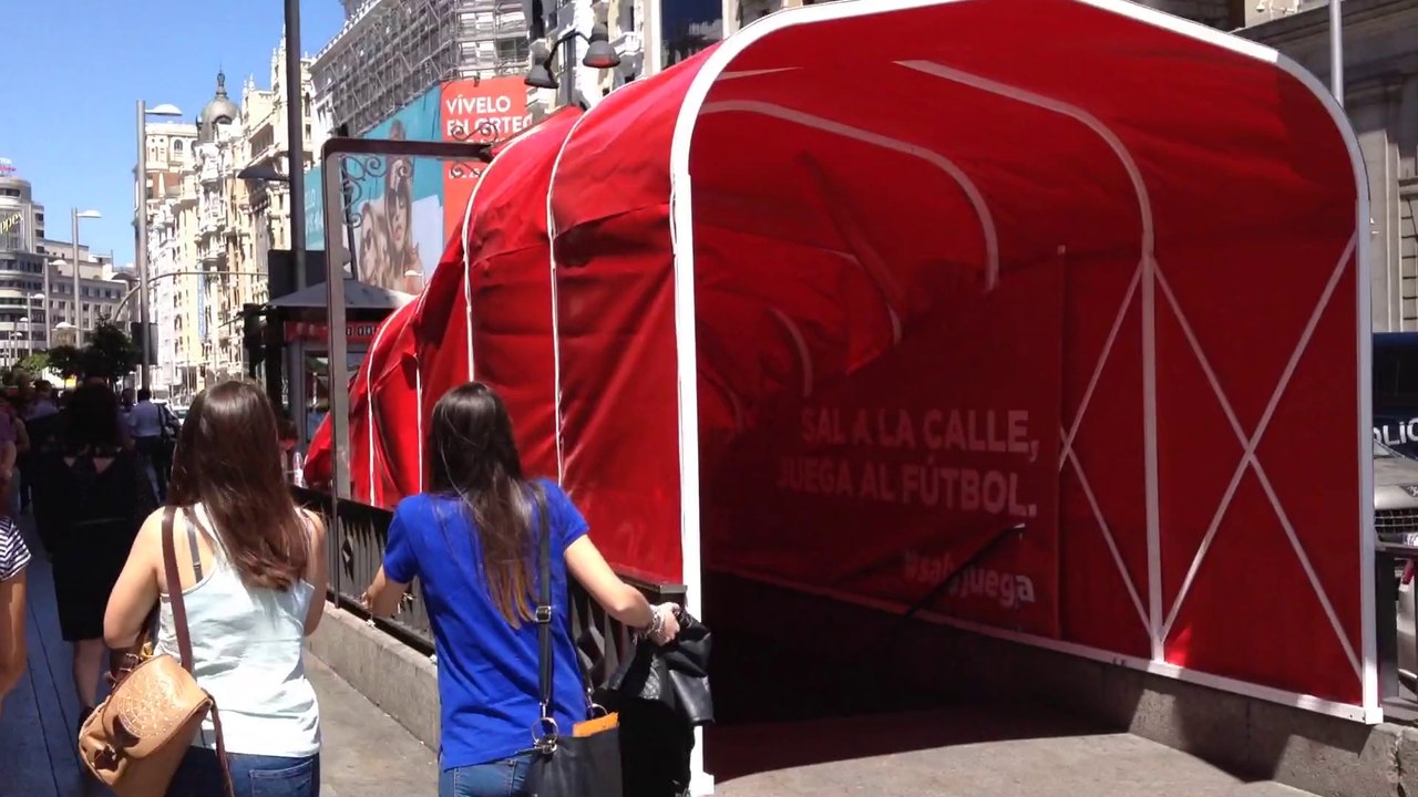 GRAN VÍA ... MADRID ES ASÍ ...Sales del metro y te llevas estas sorpresas ...