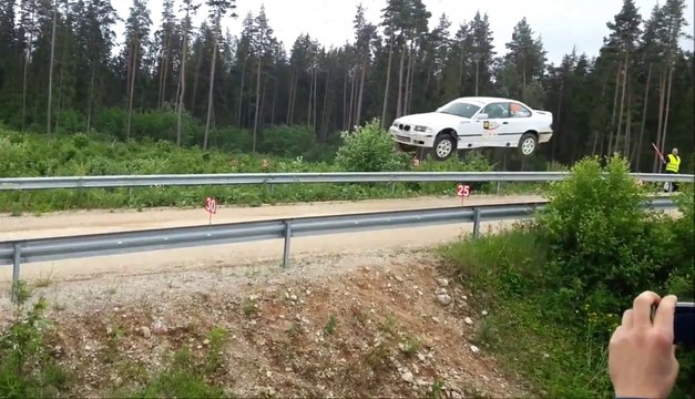 Une BMW M3 volante pendant un rallye